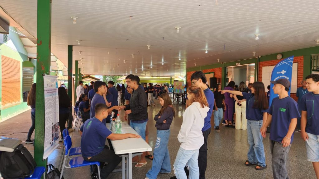 estudantes na feira.