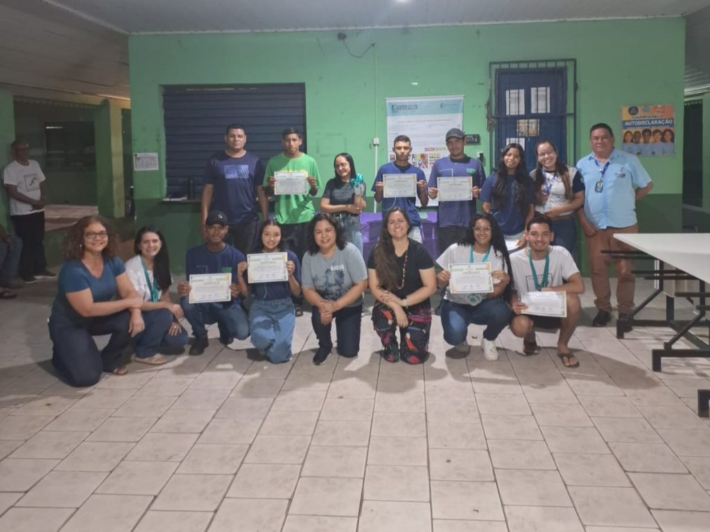 Professores e estudantes na extensão Albuquerque recebendo premiações.