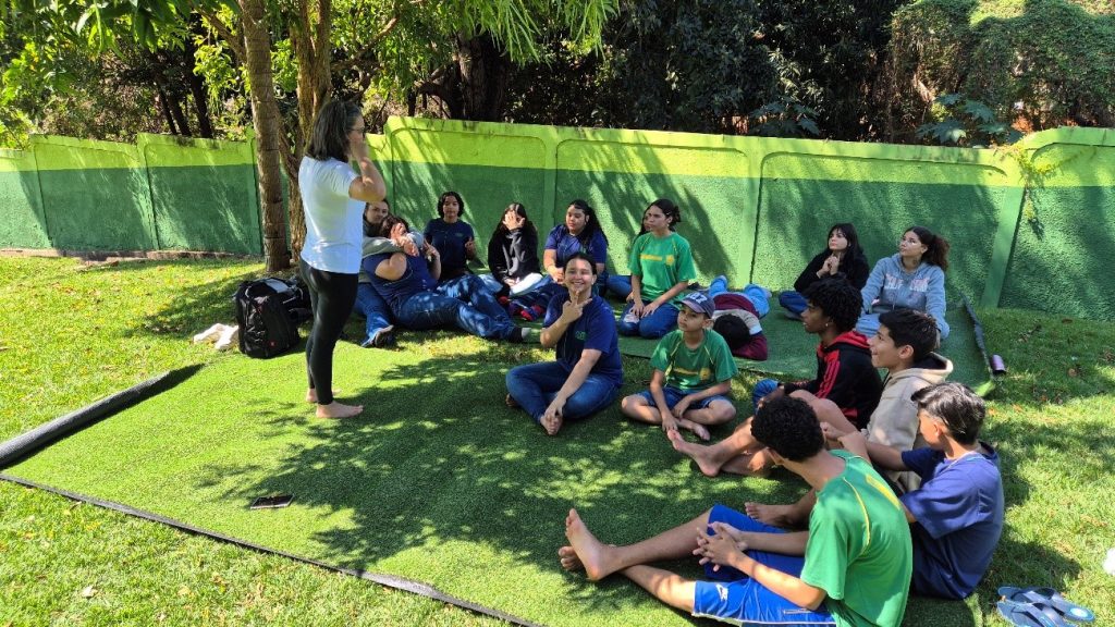 Estudantes da Escola Aracilda durante atividade ‘Janelas para o Mundo – Pensar e Criar’ com a professora Ana Tiago