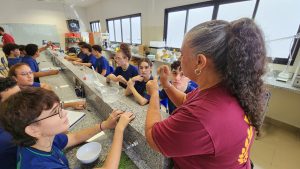 Imagem destacada de Professor lecionando educação profissional em unidade da REE.