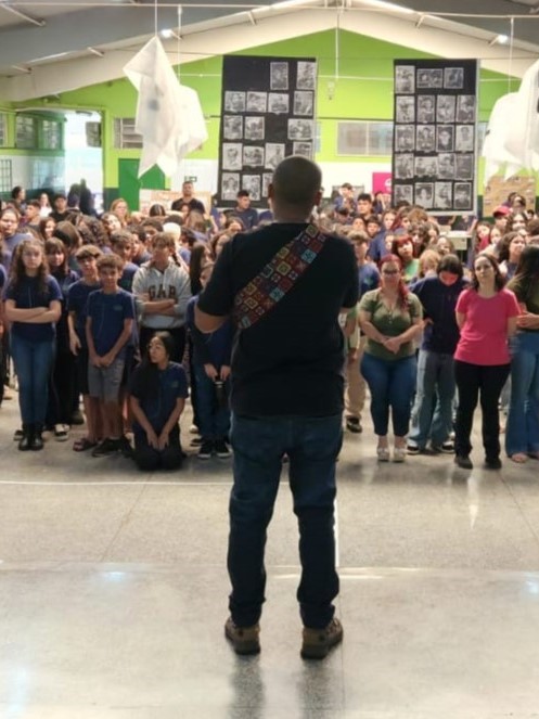 Estudantes celebram a diversidade com reflexões culturais pela valorização da identidade afro-brasileira, em Campo Grande