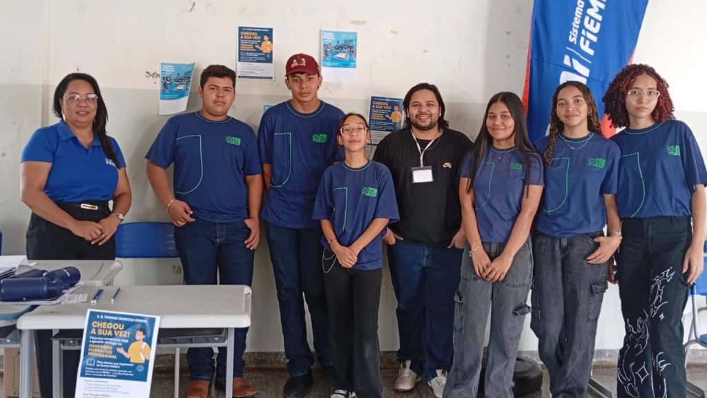Estudantes exploram cursos técnicos e vivenciam inovação na EE Thomaz Barbosa Rangel