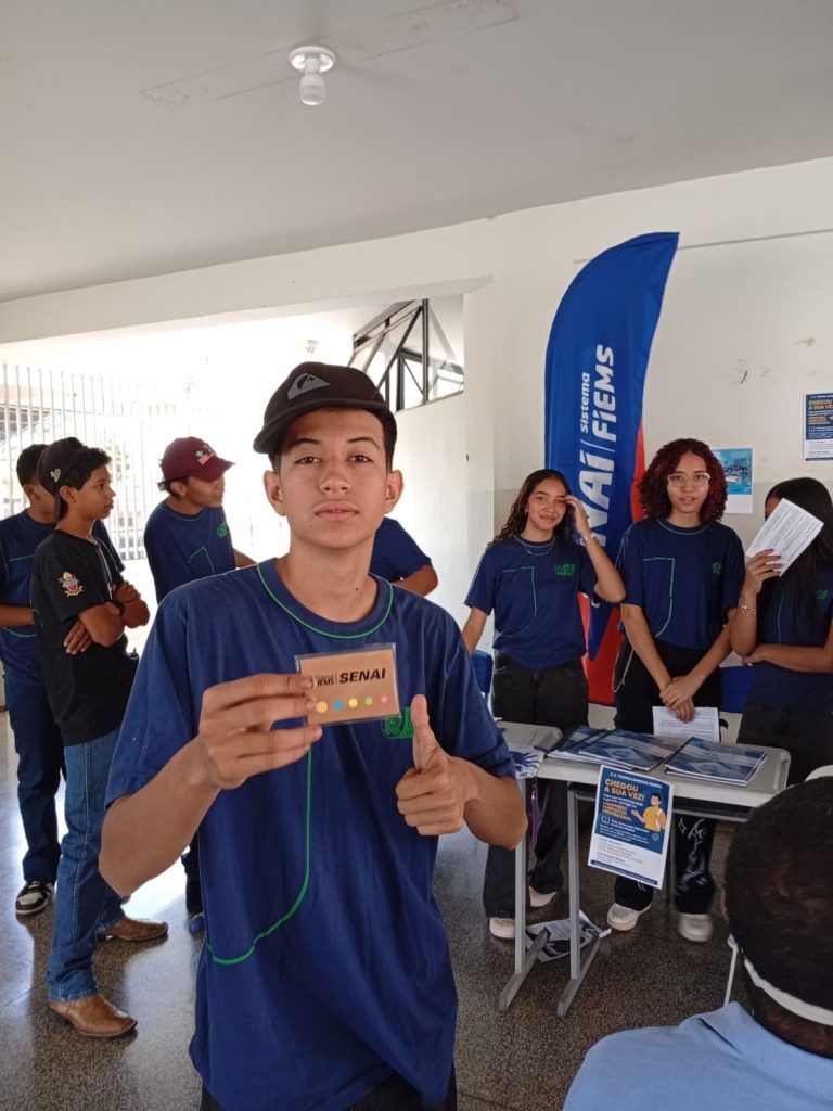 Estudantes exploram cursos técnicos e vivenciam inovação na EE Thomaz Barbosa Rangel