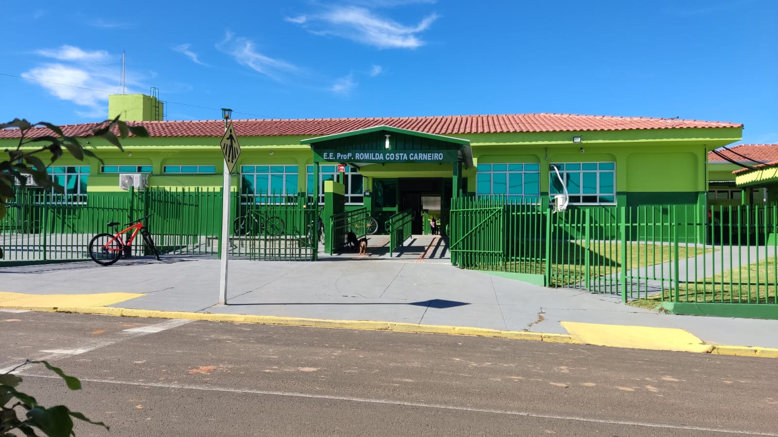 Imagem destacada da fachada da Escola Estadual Romilda Carneiro.