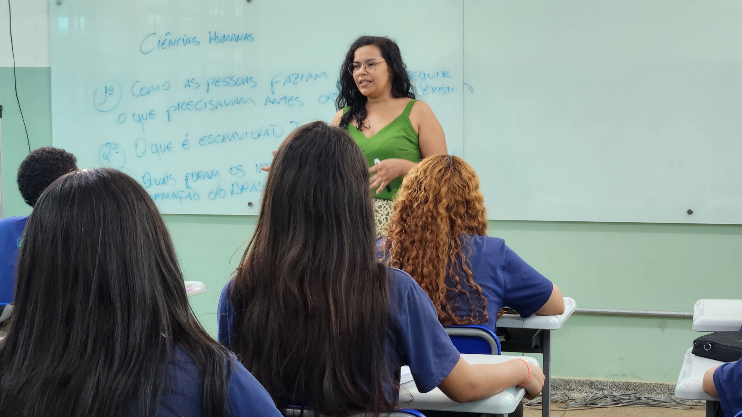 Imagem destacada de professora em sala de auyla.