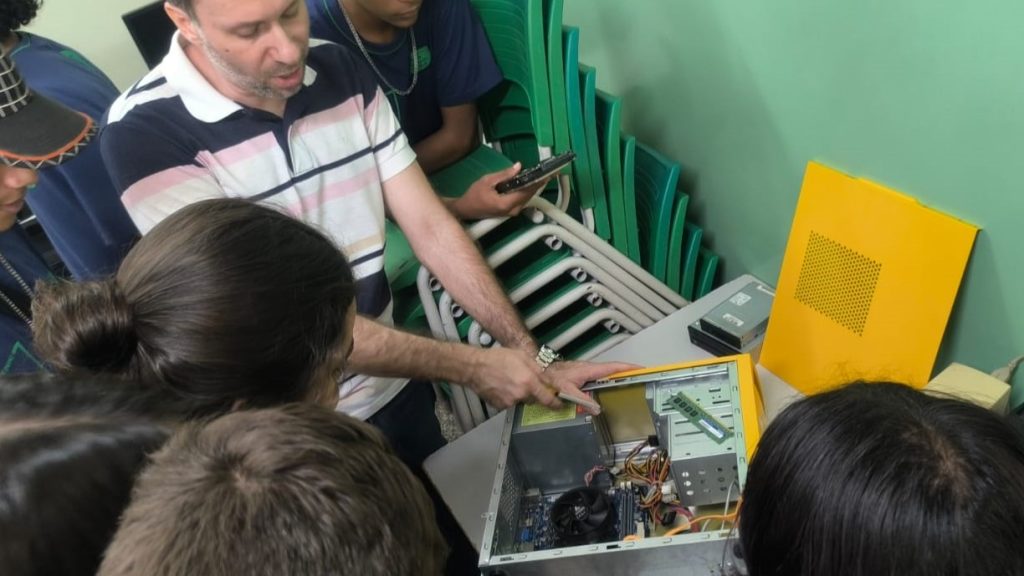 Alfabetização Digital na REE prepara estudantes para desafios tecnológicos atuais