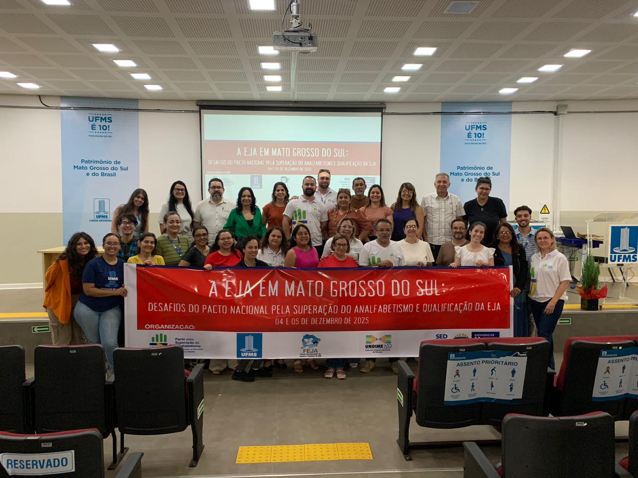 Imagem destacada do fórum de partilha de adesão ao Pacto Nacional para a Superação do Analfabetismo e Qualificação na EJA em MS .