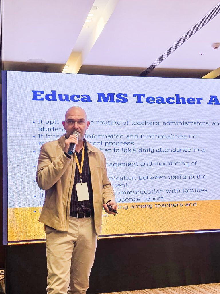 Hélio Daher palestrando.