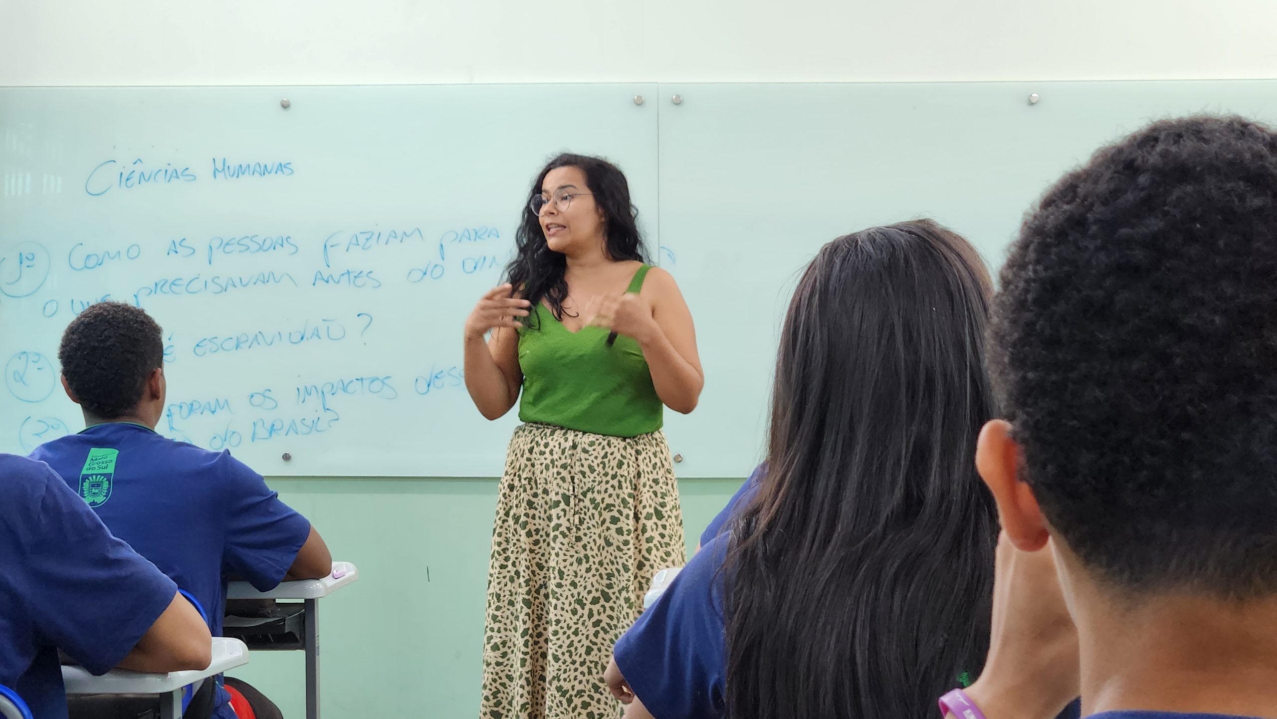 Imagem destadada de professora em sala de aula.
