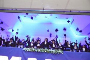 Formando jogando o capelo para cima