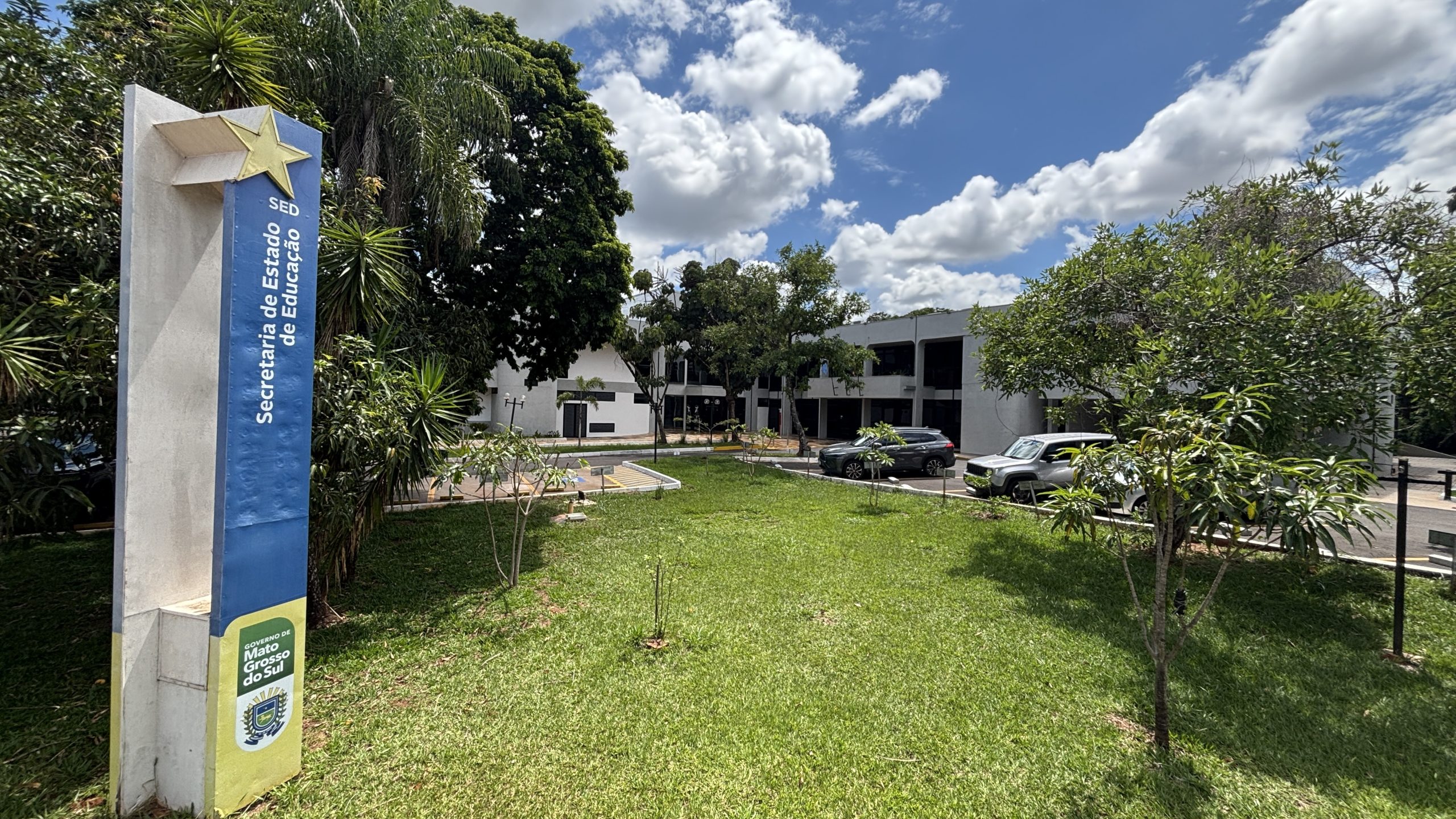 Imagem destacada da fachada da Secretaria de Estado de Educação