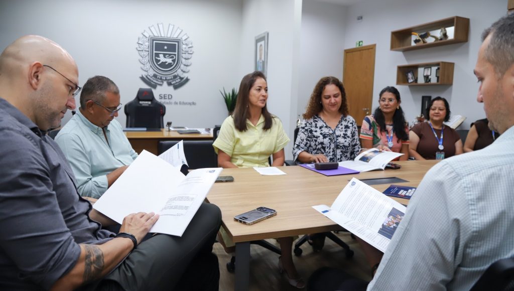 Entrega de Ebook no gabinete para secretário Hélio Daher (2)