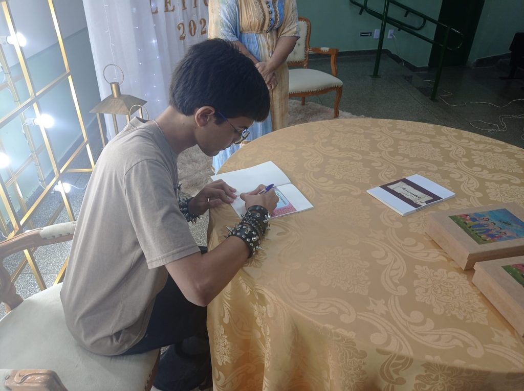 Projeto de leitura transforma estudantes em autores na EE Hermelina Barbosa Leal