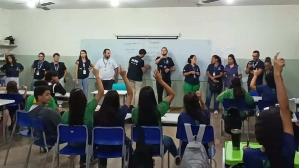 Escola Estadual promove palestra sobre sexualidade e prevenção da gravidez na adolescência