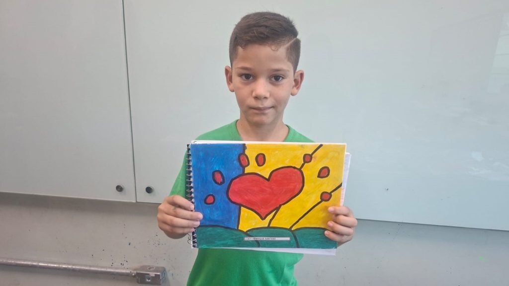 Estudantes transformam cadernos em expressão artística na EE Maestro Heitor Villa Lobos