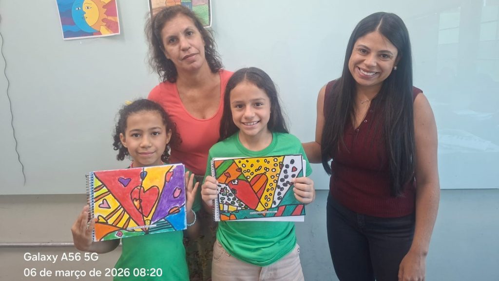 Estudantes transformam cadernos em expressão artística na EE Maestro Heitor Villa Lobos