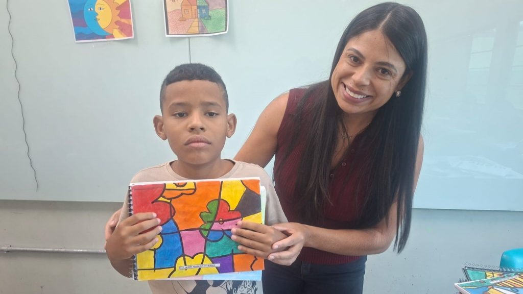 Estudantes transformam cadernos em expressão artística na EE Maestro Heitor Villa Lobos