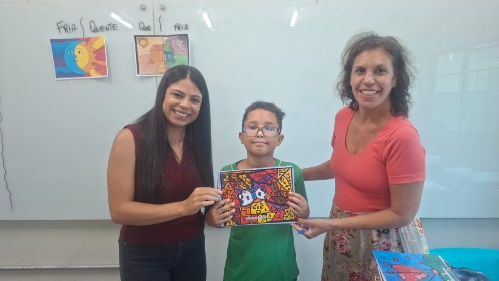 Estudantes transformam cadernos em expressão artística na EE Maestro Heitor Villa Lobos