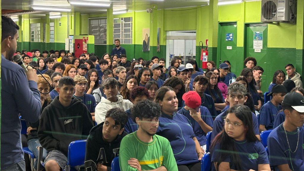 Mais de 600 estudantes foram às urnas em Escola Estadual na eleição de Grêmio Estudantil