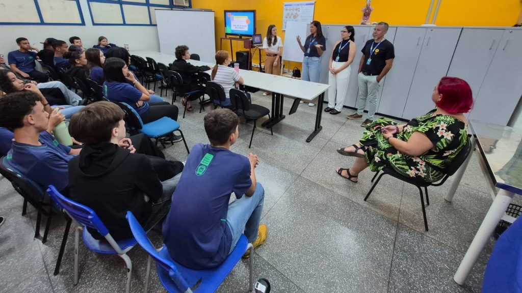 Roda de conversa exalta inclusão e amplia diálogo sobre autismo em escola da Rede Estadual