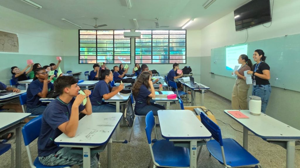 Ação com psicólogos em Escola Estadual de Dourados aborda vício em celular
