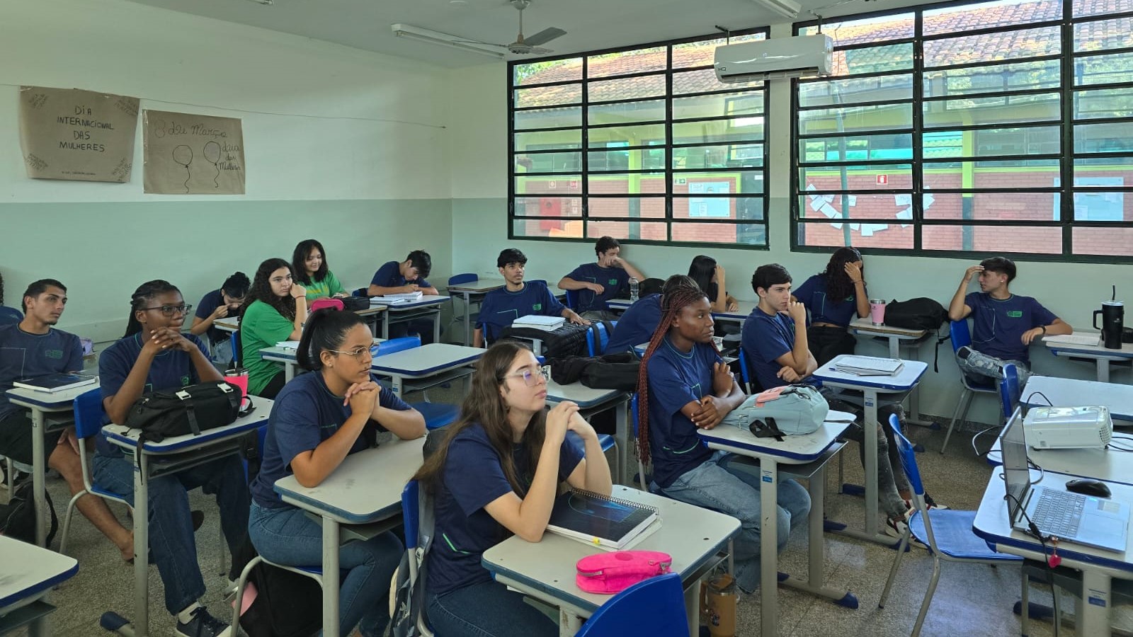 Ação com psicólogos em Escola Estadual de Dourados aborda vício em celular
