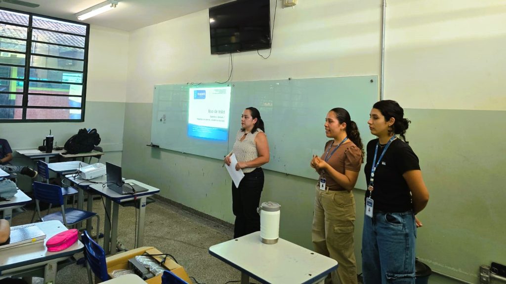 Ação com psicólogos em Escola Estadual de Dourados aborda vício em celular