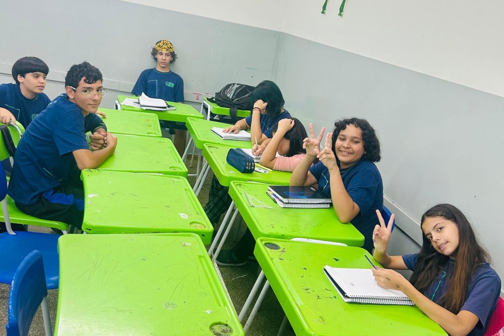Alunos do 8º ano recriam Rei e Parlamento para estudar Revoluções Inglesas em sala