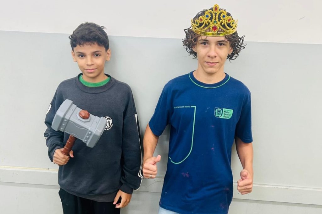 Alunos do 8º ano recriam Rei e Parlamento para estudar Revoluções Inglesas em sala