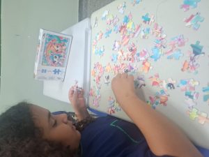 Imagem destacada de estudante realizando atividade.