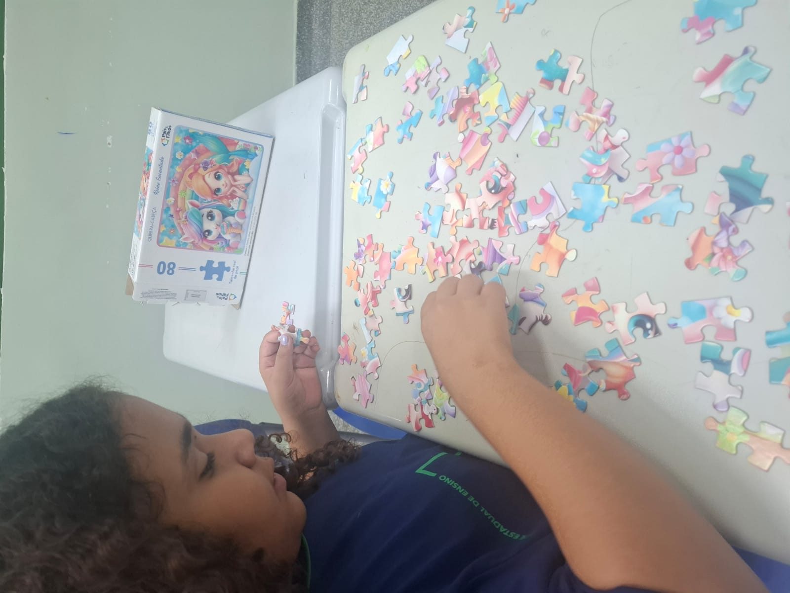 Imagem destacada de estudante realizando atividade.