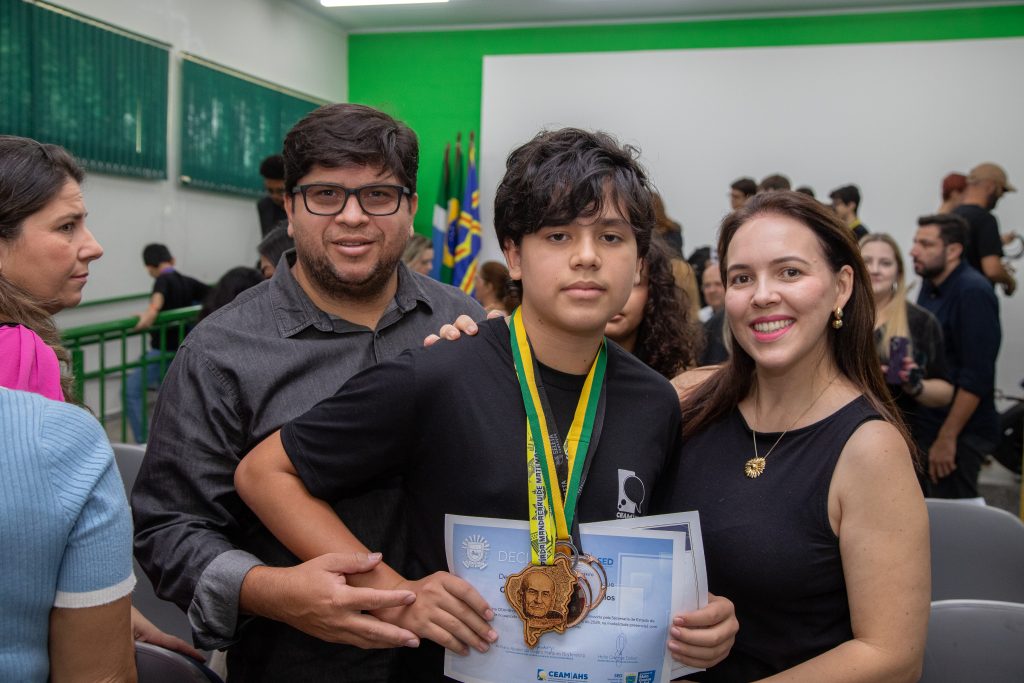 Estudantes da Educação Especial de MS são homenageados com medalhas na capital
