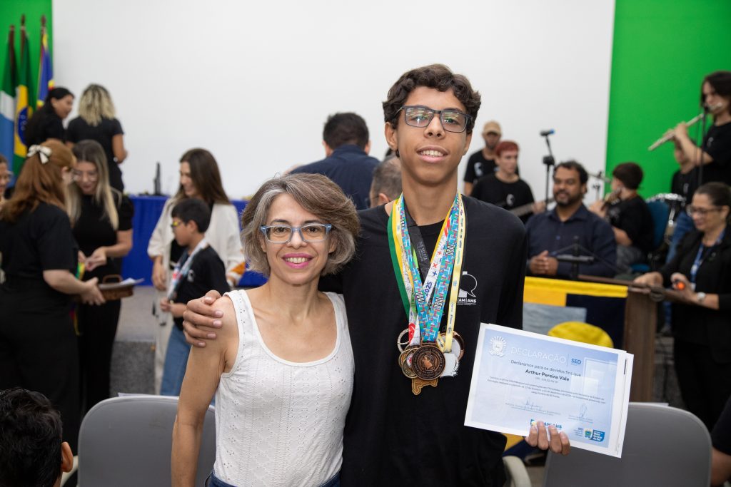 Estudantes da Educação Especial de MS são homenageados com medalhas na capital