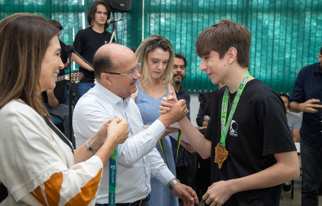 Estudantes da Educação Especial de MS são homenageados com medalhas na capital