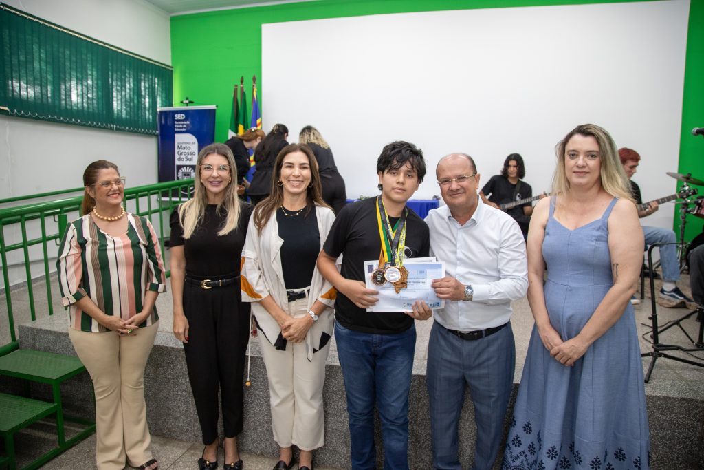 Estudantes da Educação Especial de MS são homenageados com medalhas na capital