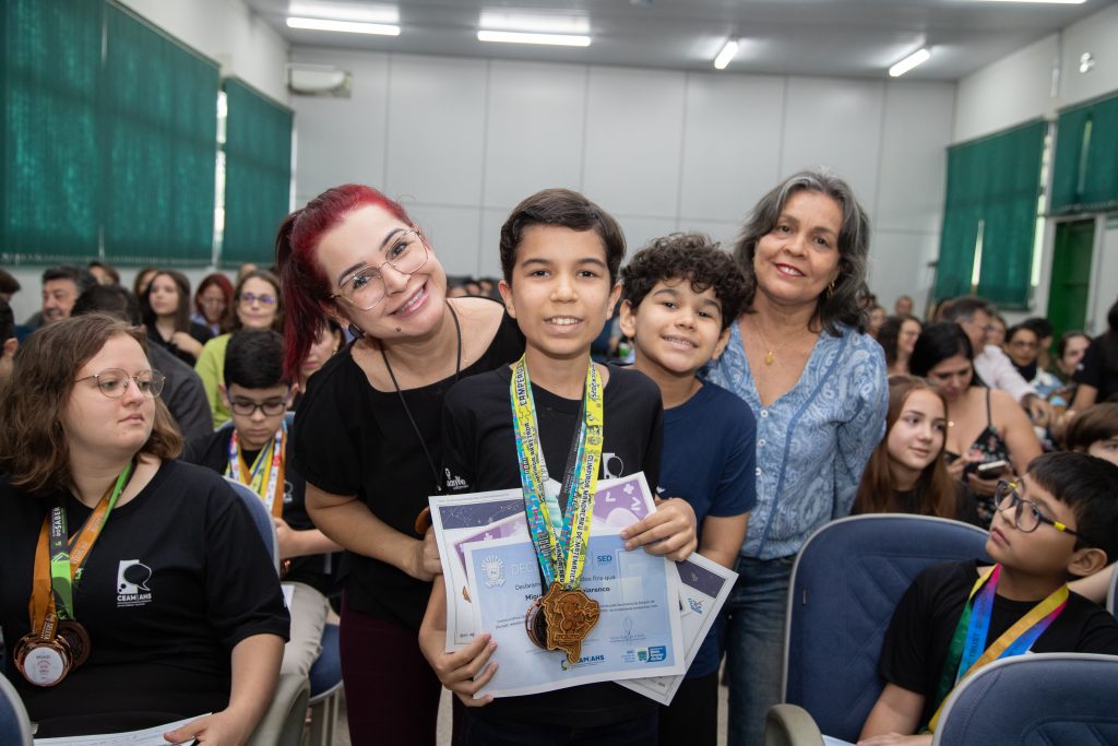Estudantes da Educação Especial de MS são homenageados com medalhas na capital