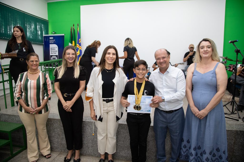Estudantes da Educação Especial de MS são homenageados com medalhas na capital