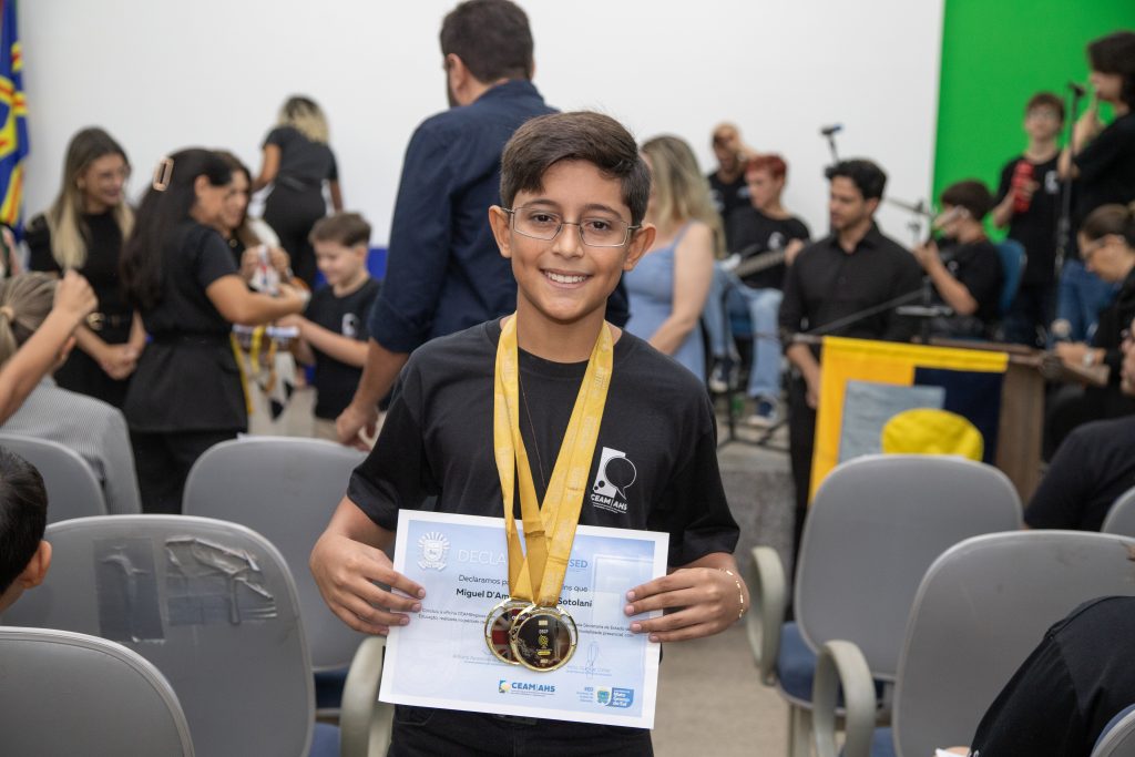 Estudantes da Educação Especial de MS são homenageados com medalhas na capital