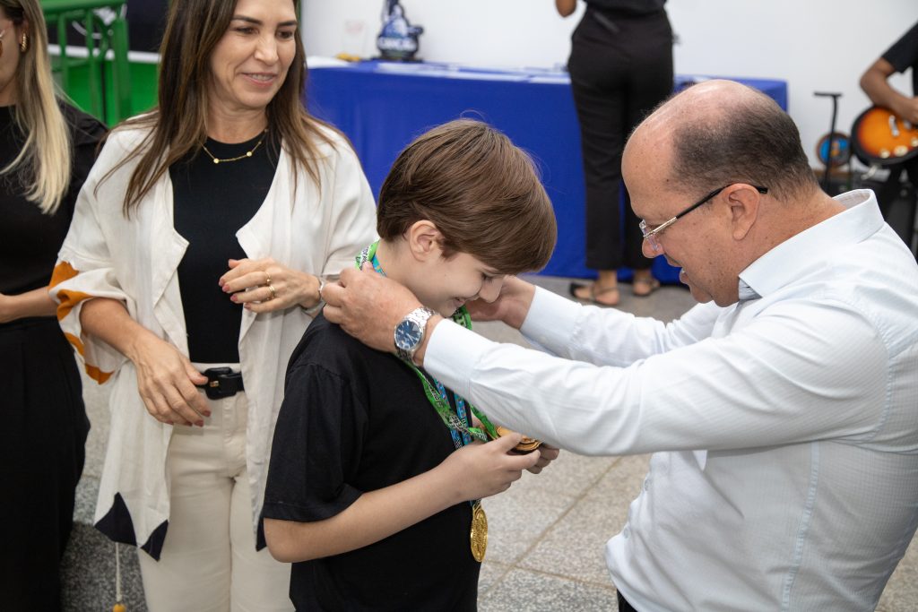 Estudantes da Educação Especial de MS são homenageados com medalhas na capital