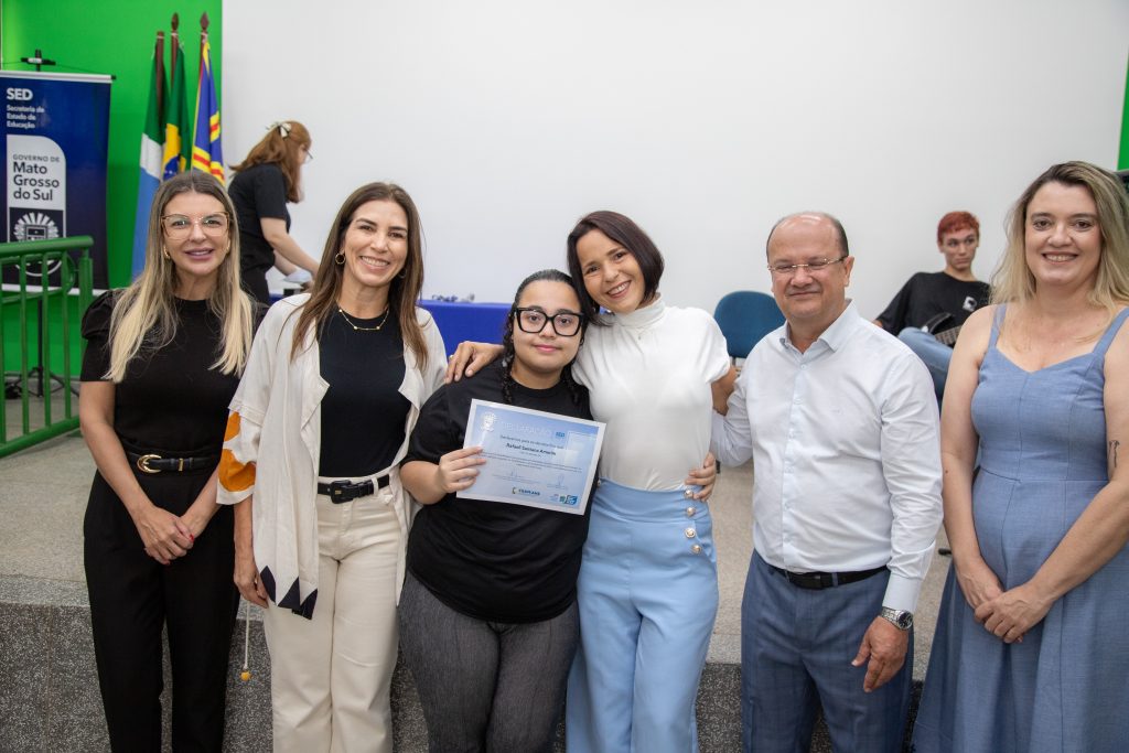 Estudantes da Educação Especial de MS são homenageados com medalhas na capital