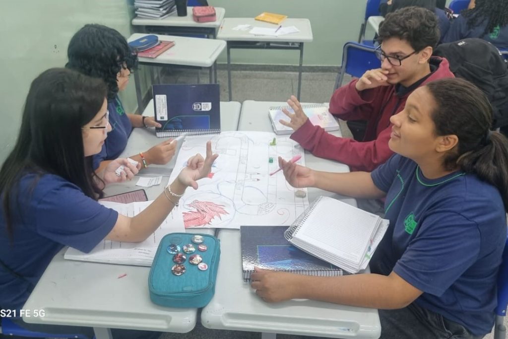 Estudantes do Ensino Médio criam jogo de tabuleiro para aprender História na prática