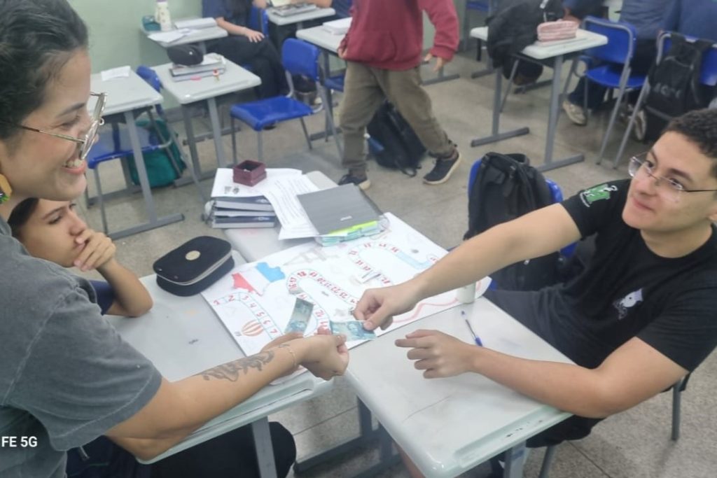 Estudantes do Ensino Médio criam jogo de tabuleiro para aprender História na prática