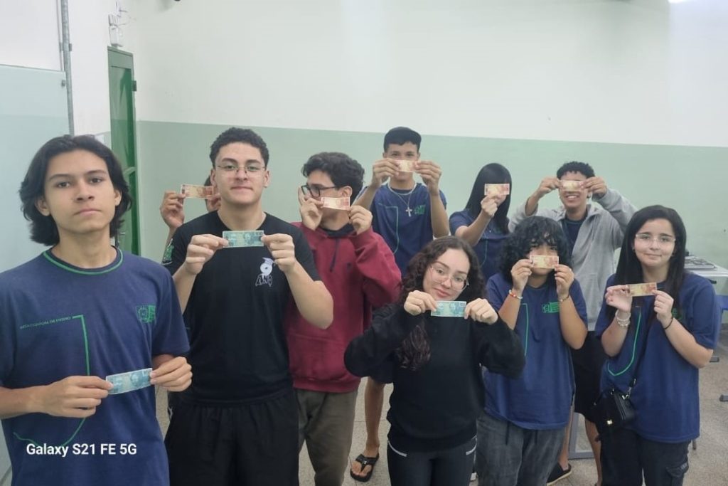 Estudantes do Ensino Médio criam jogo de tabuleiro para aprender História na prática