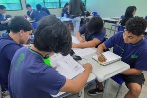Estudantes do Ensino Médio criam jogo de tabuleiro para aprender História na prática