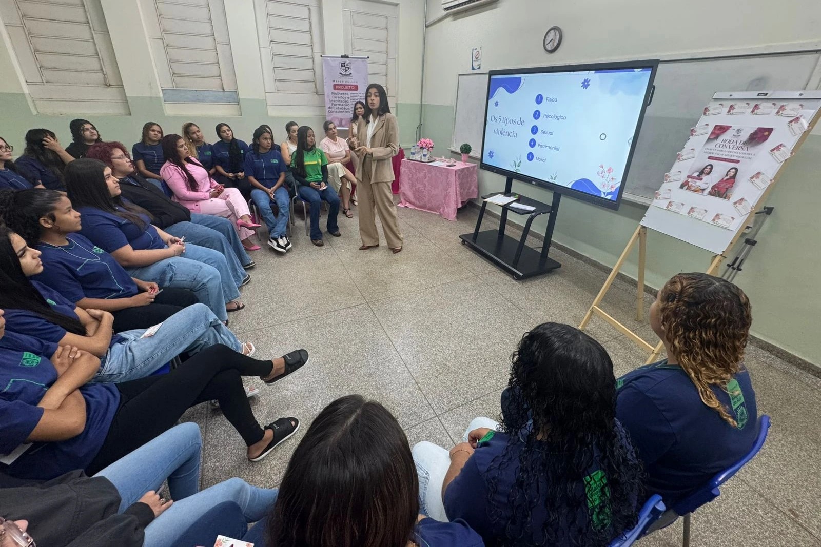 Semana da Mulher movimenta escola com debates sobre direitos, autoestima e segurança