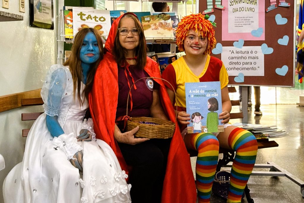 Escola celebra Dia do Livro com teatro, feira literária e fundação do Clube do Livro
