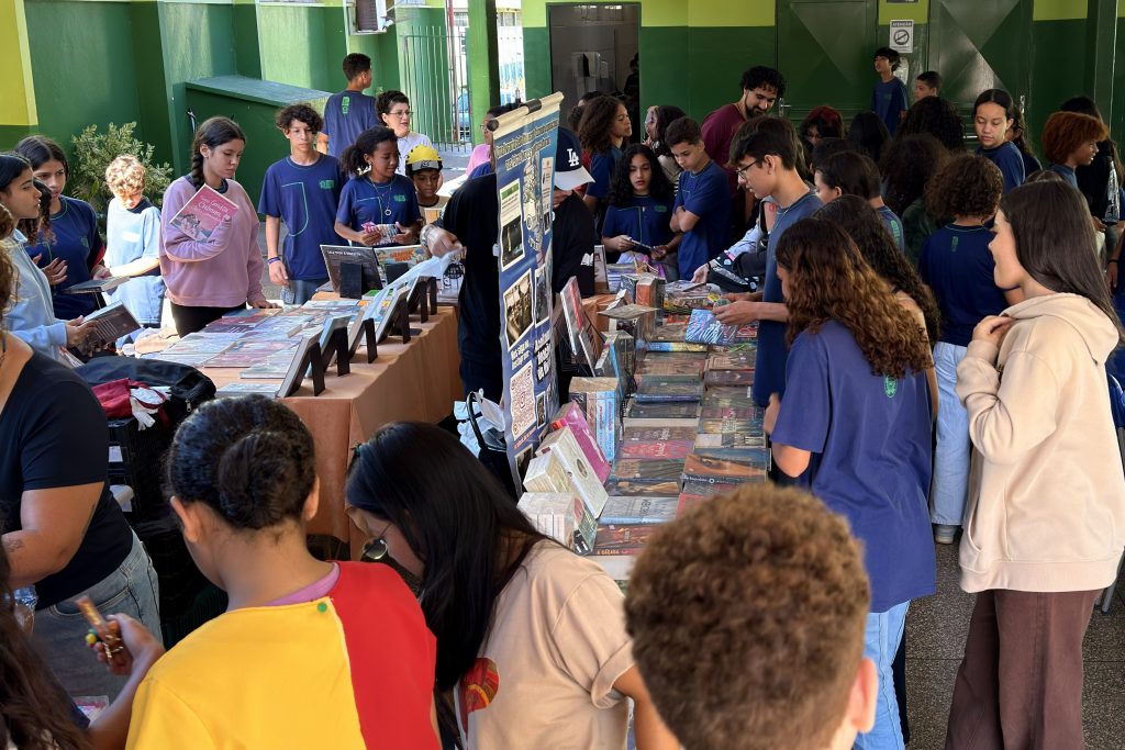 Escola celebra Dia do Livro com teatro, feira literária e fundação do Clube do Livro