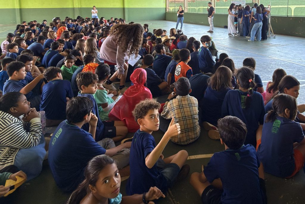 Escola celebra Dia do Livro com teatro, feira literária e fundação do Clube do Livro