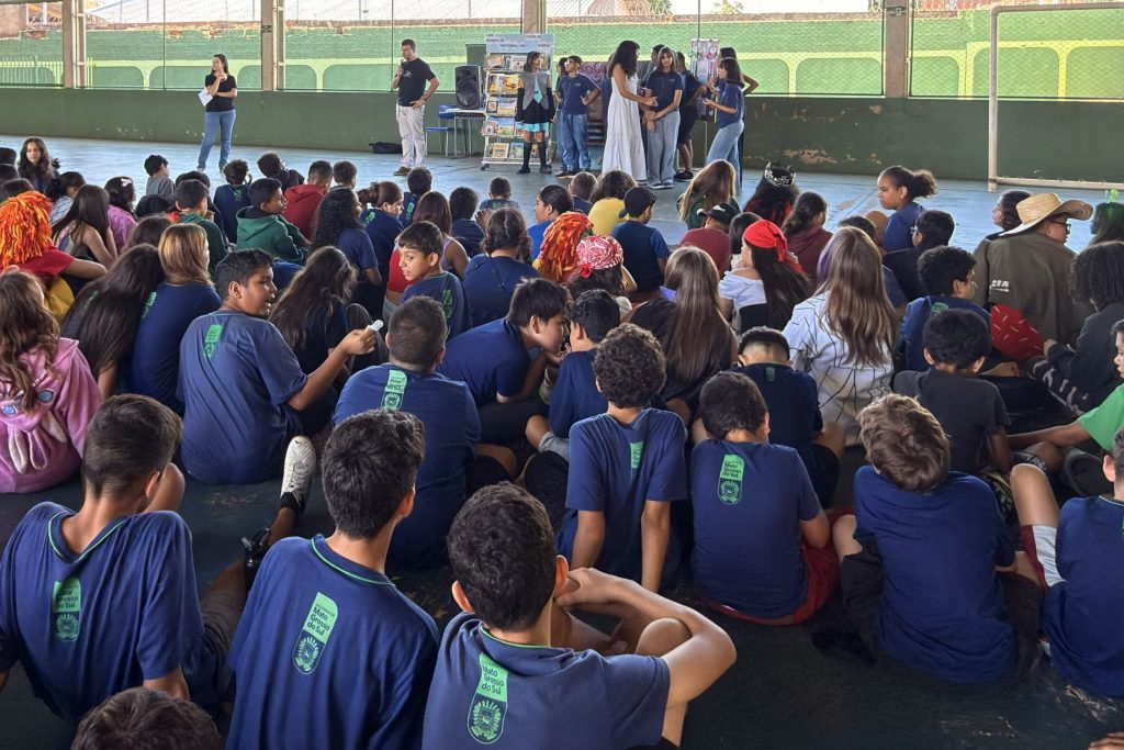 Escola celebra Dia do Livro com teatro, feira literária e fundação do Clube do Livro