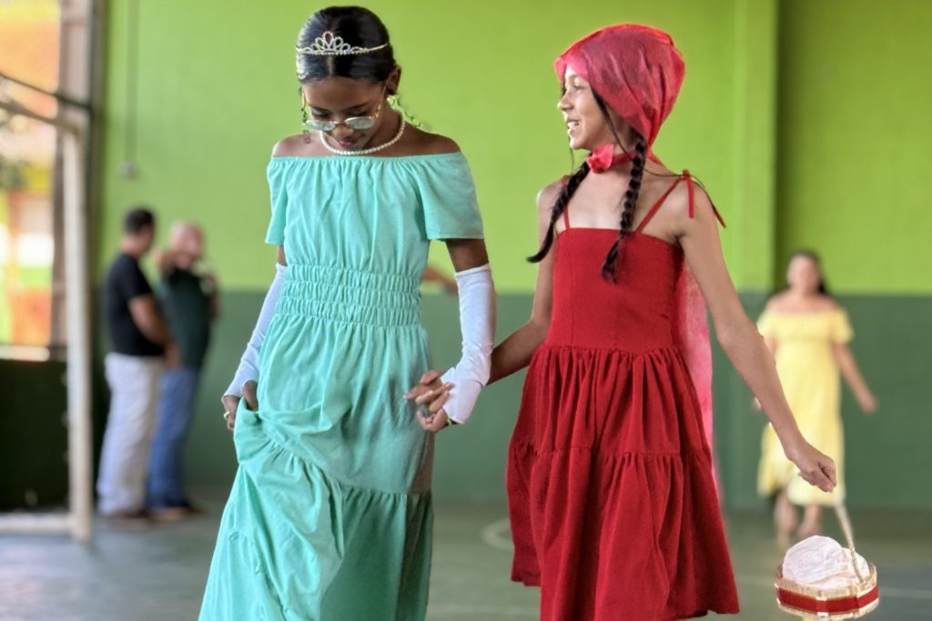 Escola celebra Dia do Livro com teatro, feira literária e fundação do Clube do Livro